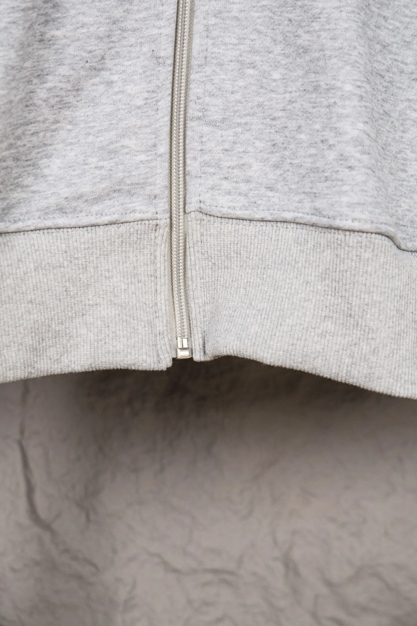 P230 Ralph Lauren/Ralph Lauren Malaysian embroidered zipper cardigan hooded sweatshirt. This sweatshirt is available for everyone in autumn and winter. You can wear it casually no matter how you wear it! ! This hooded sweatshirt is decorated with the simple style that represents Ralph Lauren and is paired with a pony embroidery pattern, which is three-dimensional and full! The solid color fabric paired with exquisite embroidery instantly sets it off! Hooded sports design, loose and casual fit! The overall texture is very strong! Through the pictures, we can feel the thickness and texture of custom-woven and dyed threads. The workmanship is exquisite. They are shipped from major foreign trade factories. They are all made by masters with many years of experience. Everything is of high standards and requirements! Simple and versatile model ~ Made of imported pique cotton fabric, which is super delicate and soft, close to the body without being tied. All fabrics and accessories are original custom-made and of high quality! Perfectly reflects the brand’s sense of superiority! Standard cut, comfortable stretch, unrestricted movement! Highly practical, high-end and classy! Versatile style ~ can be paired with jeans or jogging pants. Ideal for transitioning from your morning commute to weekend events! Size: S-XL Navy Black Gray